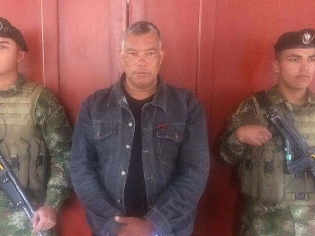 Juan Carlos Rueda, gerente de la empresa de servicios públicos y ex alcalde de la población, fue capturado por unidades del Ejército, Policía y Fiscalía. Foto: Ejército Nacional.