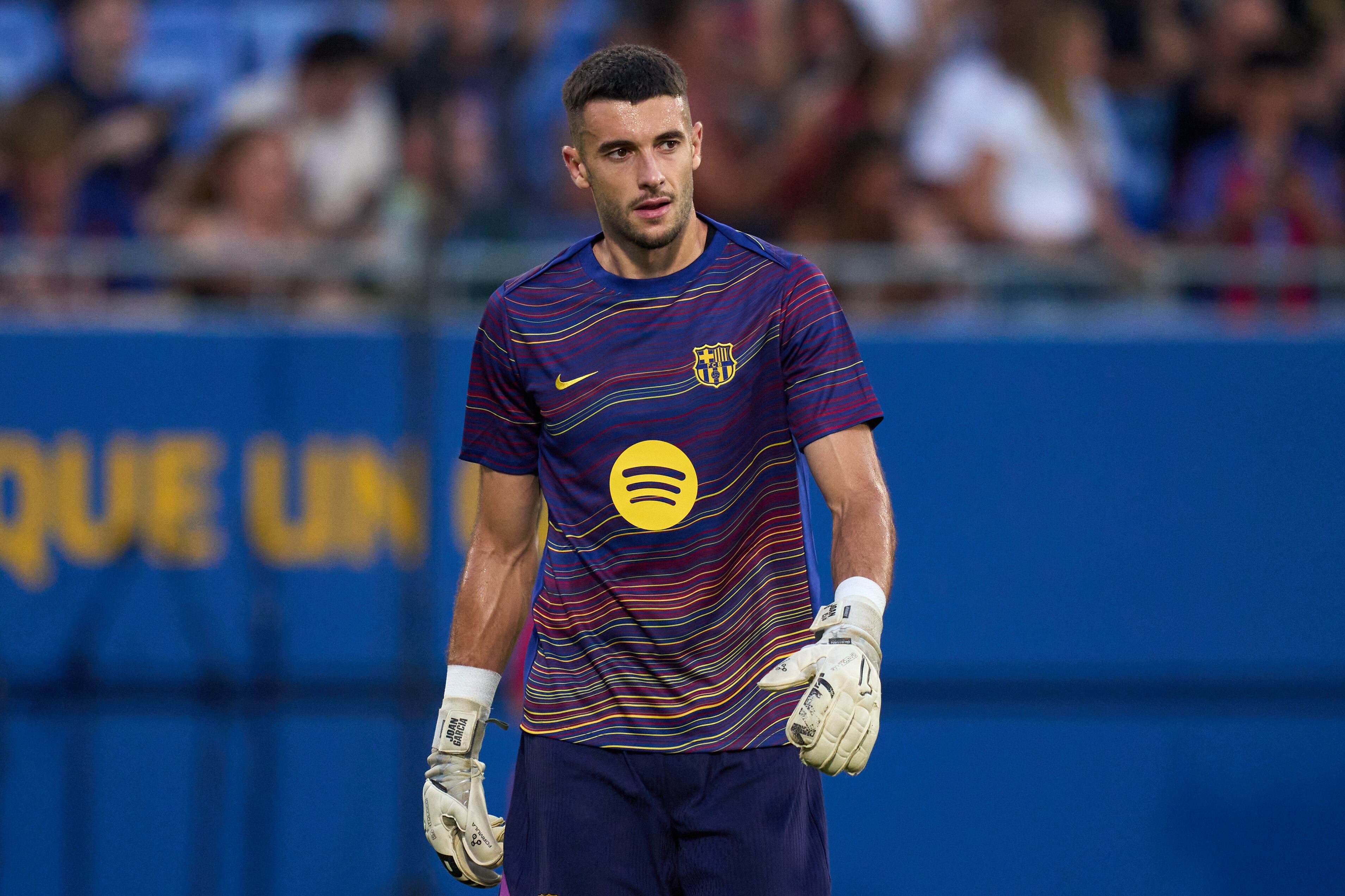 Joan García del FC Barcelona calienta antes del partido del Trofeo Joan Gamper entre el FC Barcelona y el Como 1907 en el Estadi Johan Cruyff el 10 de agosto de 2025 en Barcelona, España. (Foto de Alex Caparros/Getty Images)