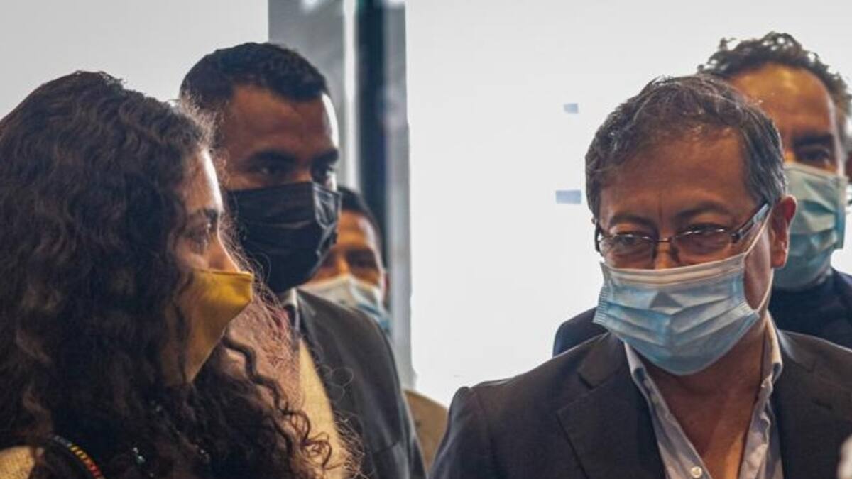 Critican a la hija de Petro por la camiseta con la que fue al debate: “me han dicho marihuanera”