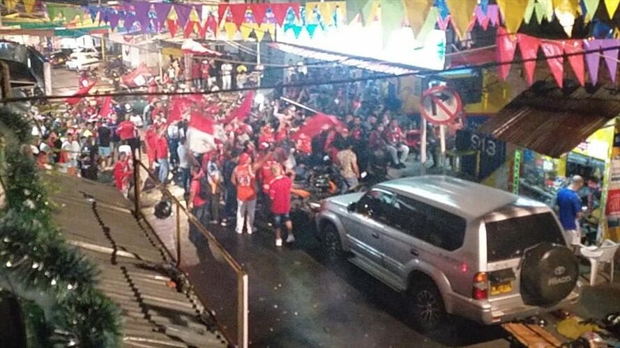 En distintos barrios se registraron masivas reuniones de hinchas,  muchos no respetaron el distanciamiento social, ni las medidas dispuestas para frenar los contagios del COVID-19. Foto: Cortesía