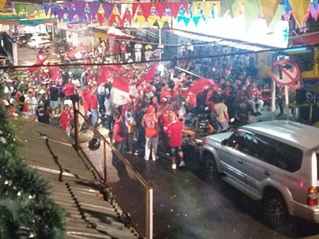 En distintos barrios se registraron masivas reuniones de hinchas, muchos no respetaron el distanciamiento social, ni las medidas dispuestas para frenar los contagios del COVID-19. Foto: Cortesía