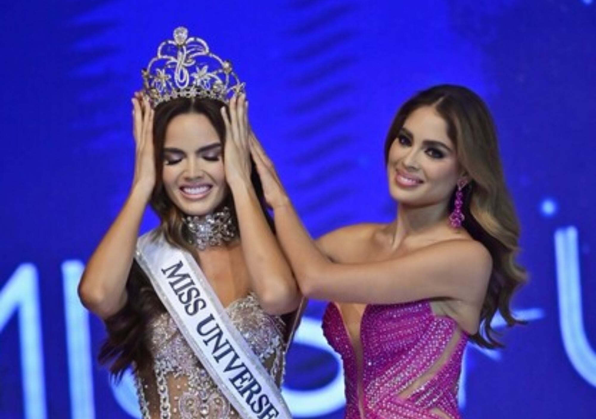 Daniela Toloza siendo coronada por Camila Avella | Foto: Colprensa