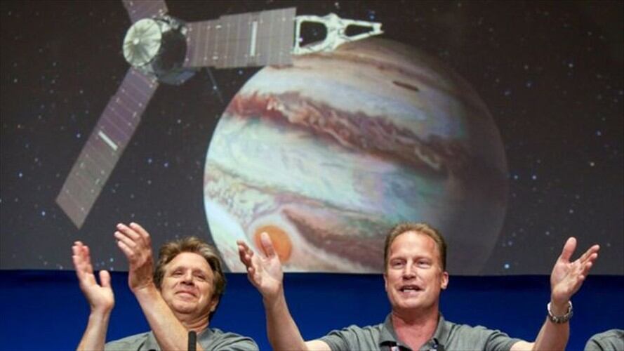 Scott Bolton, investigador principal de la misión Juno, y Rick Nybakken, director del proyecto, celebran la llegada de la sonda a la órbita de Júpiter. Foto: BBC Mundo.