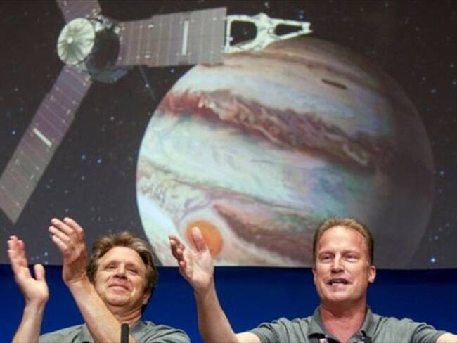 Scott Bolton, investigador principal de la misión Juno, y Rick Nybakken, director del proyecto, celebran la llegada de la sonda a la órbita de Júpiter. Foto: BBC Mundo.