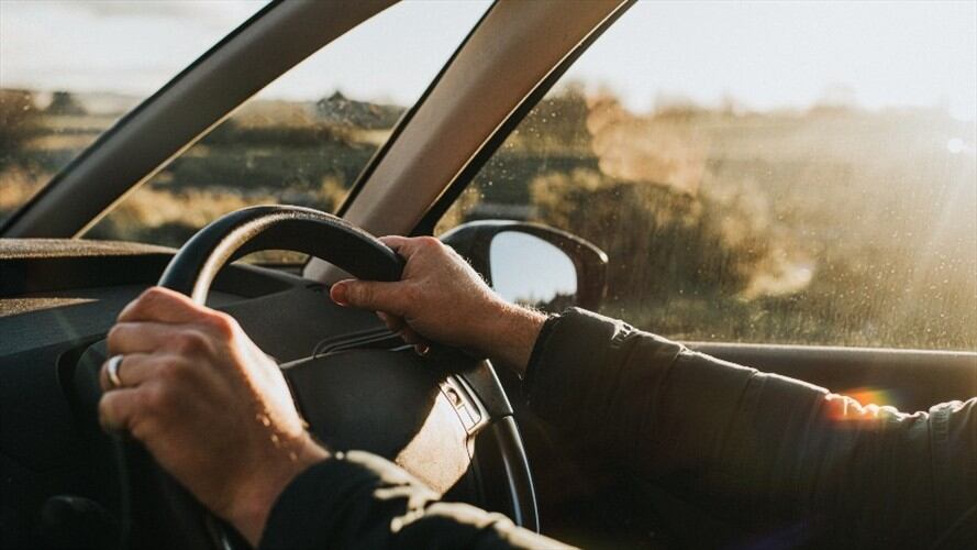 Foto de referencia de un sujeto al volante. Foto: Getty Images/Catherine Falls Commercial