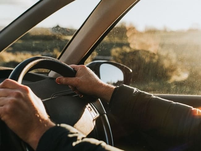 Foto de referencia de un sujeto al volante. Foto: Getty Images/Catherine Falls Commercial