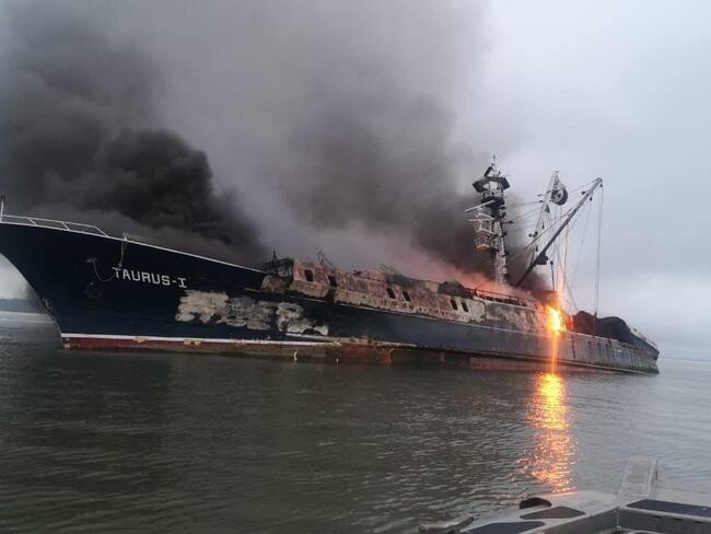 Barco que hacía pesca ilegal en Buenaventura. Foto: Cortesía Dirección Marítima.