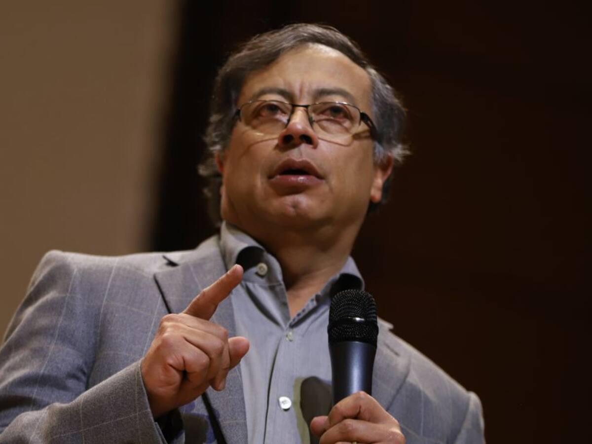 Petro pide tregua de grupos criminales para que se permita atender la ola invernal