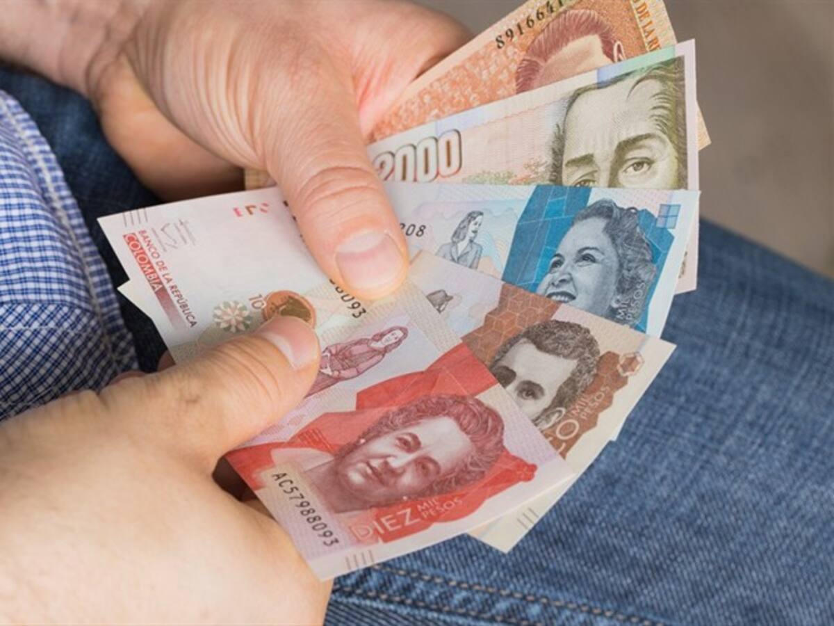 Proponen aumento del 4% al salario mínimo con reducción de 4 horas a la jornada laboral