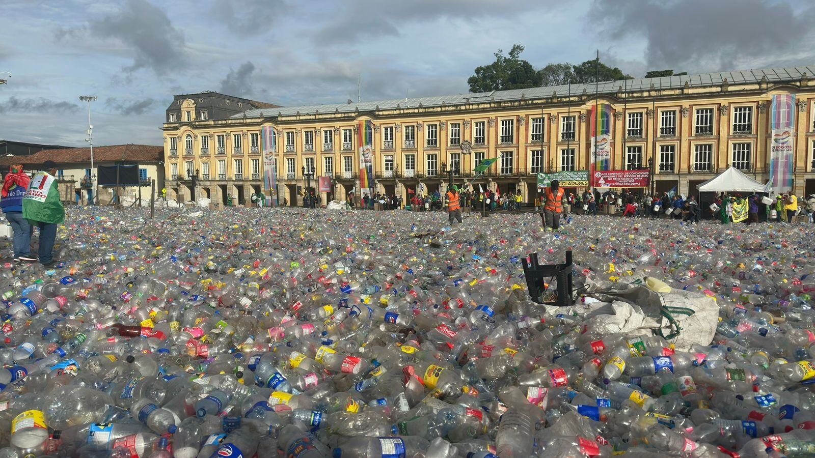 Cientos de botellas PET recicladas puestas por trabajadores de la Asociación Nacional de Recicladores en la Plaza de Bolívar. Foto: Suministrada W