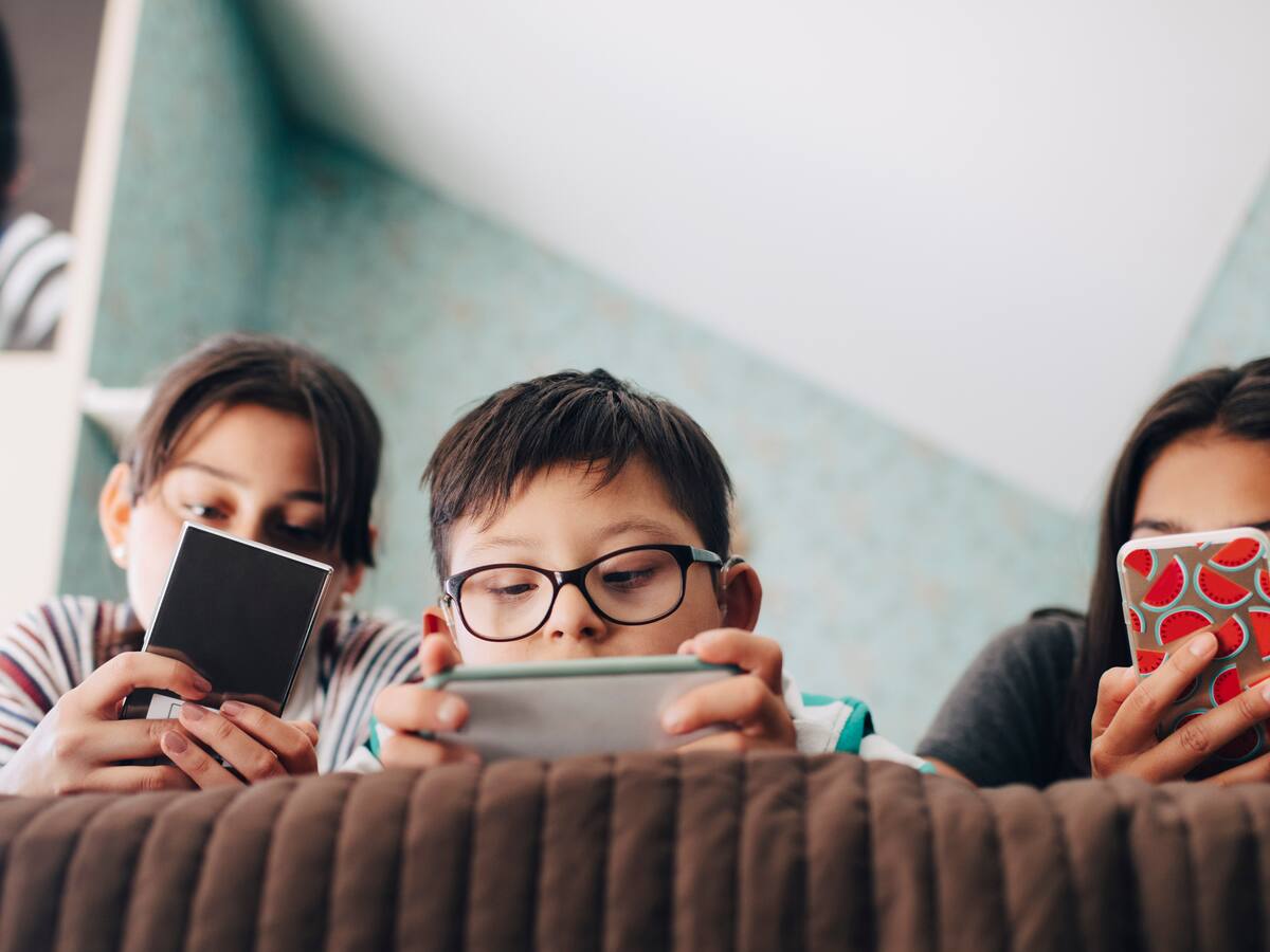 ¿A qué edad debería un niño tener acceso a celulares o a redes sociales? Psicólogo da detalles