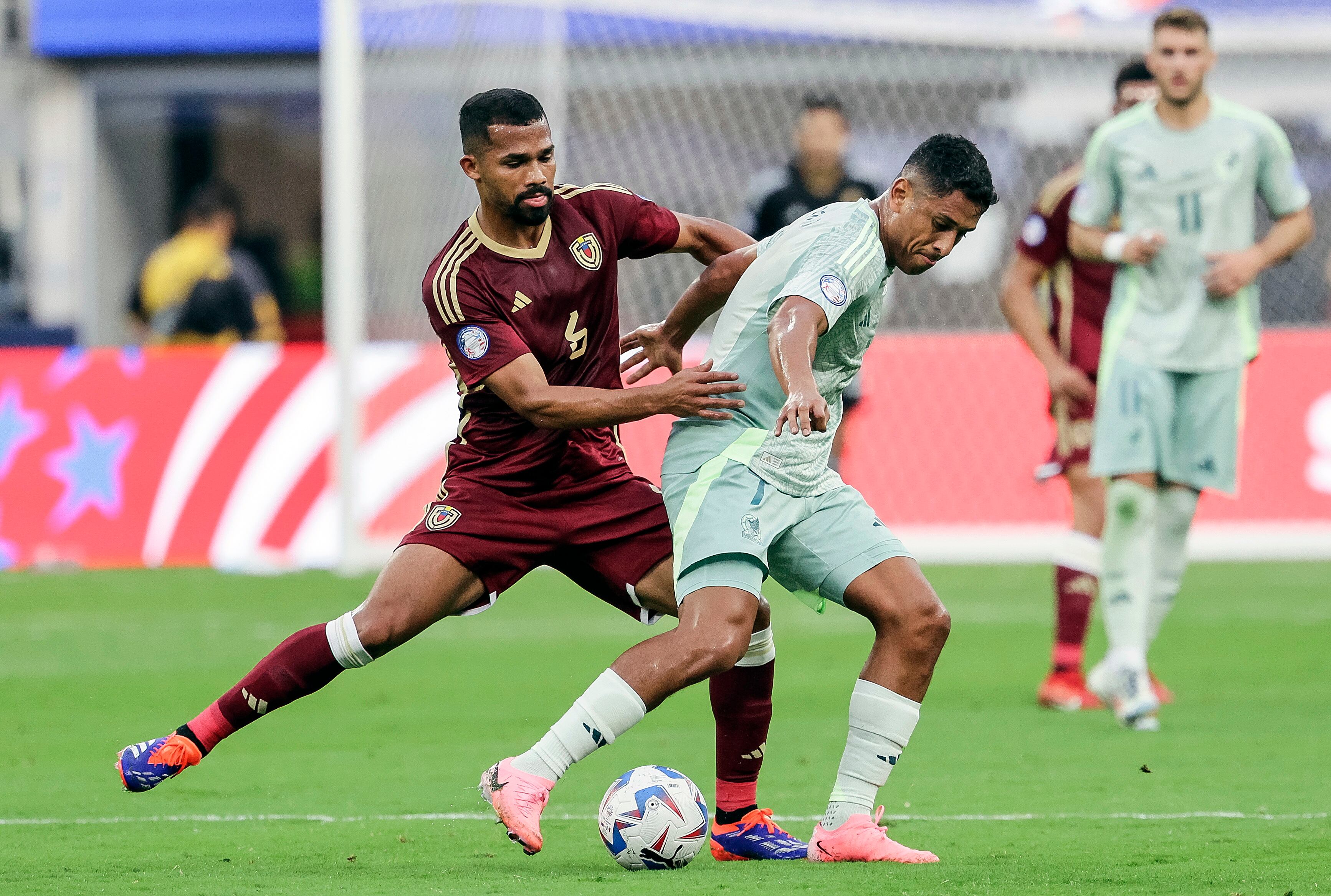Inglewood (United States), 26/06/2024.- Venezuela's Yangel Herrera (L) and Mexico's Luis Romo (R) battle for the ball during the first half of the CONMEBOL Copa America 2024 group B soccer match between Venezuela and Mexico at SoFi Stadium in Inglewood, California, USA, 26 June 2024. EFE/EPA/ALLISON DINNER