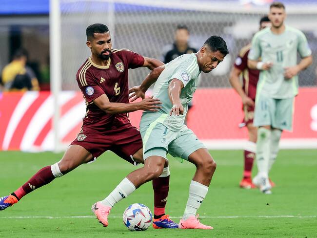 Inglewood (United States), 26/06/2024.- Venezuela's Yangel Herrera (L) and Mexico's Luis Romo (R) battle for the ball during the first half of the CONMEBOL Copa America 2024 group B soccer match between Venezuela and Mexico at SoFi Stadium in Inglewood, California, USA, 26 June 2024. EFE/EPA/ALLISON DINNER