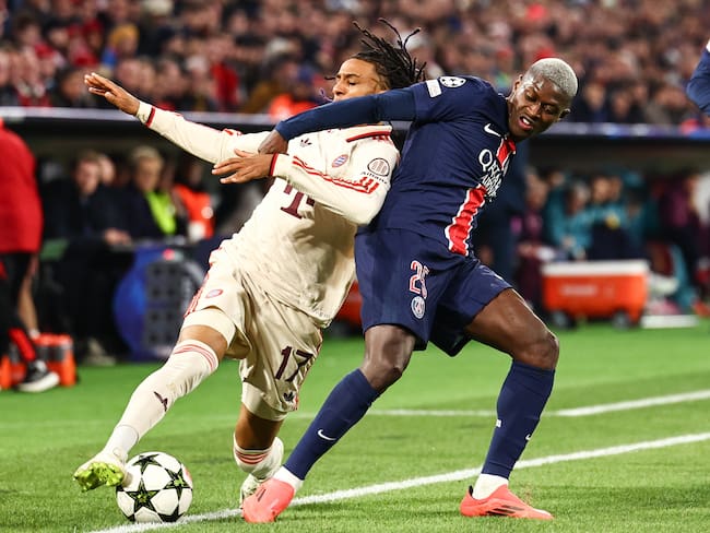 Munich (Germany), 24/11/2024.- Munich's Michael Olise (L) in action against Nuno Mendes of PSG during the UEFA Champions League soccer match between Bayern Munich and Paris Saint-Germain (PSG) in Munich, Germany, 26 November 2024. (Liga de Campeones, Alemania) EFE/EPA/ANNA SZILAGYI