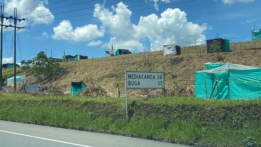 En el tramo entre los kilómetros 82 y 96 han sido levantado cerca de 200 cambuches. Foto: Cortesía