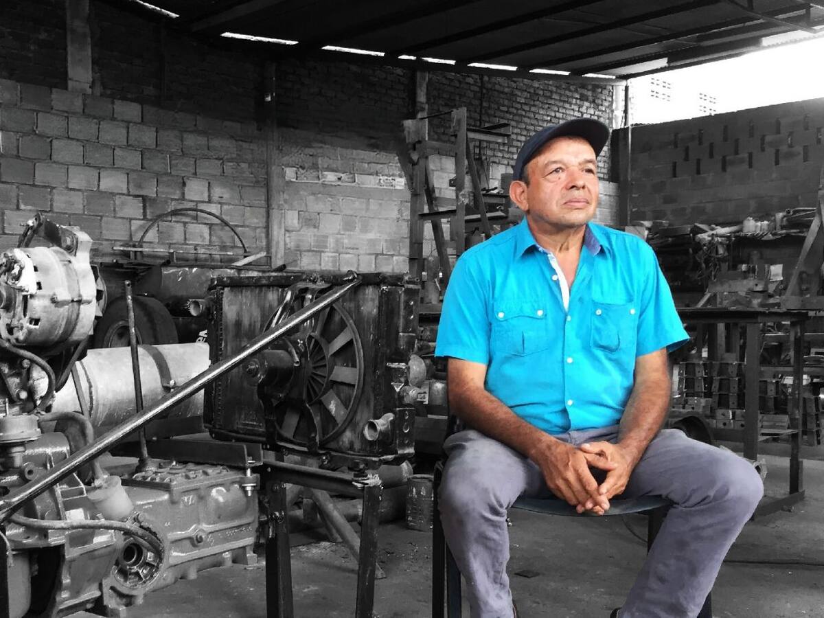 A los 71 años, Senefelder Tobo lidera los procesos de innovación de su empresa energética