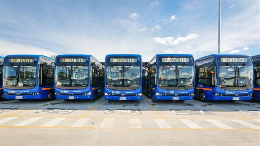 La Alcaldía entregó 120 nuevos buses, 100% eléctricos. Foto: Twitter: @ClaudiaLopez