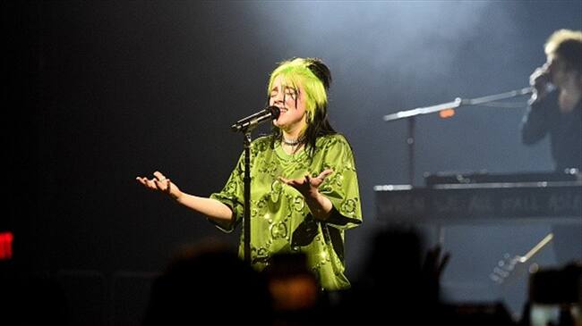 Billie Eilish se quita su ropa durante un concierto en Miami. Foto: Getty Images
