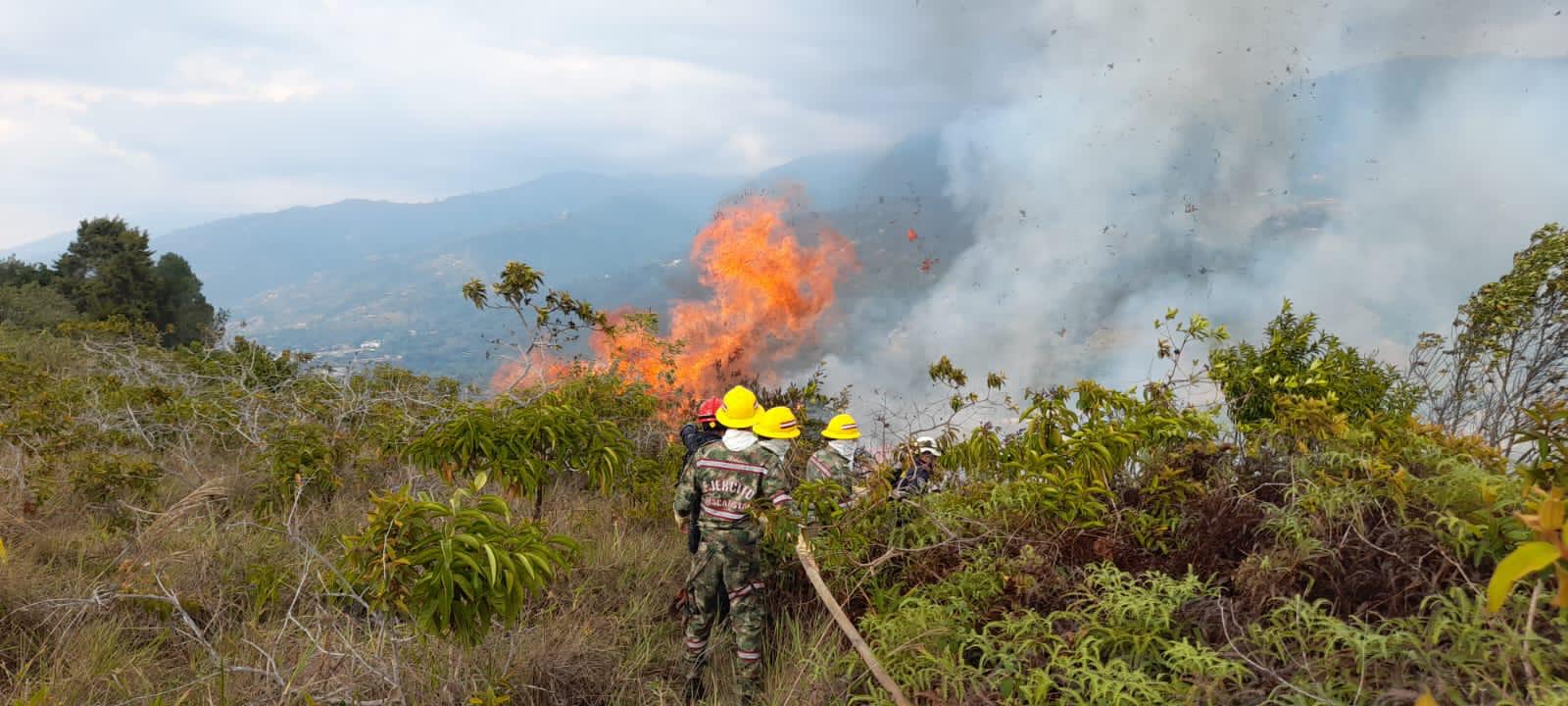 Autoridades confirman que fue controlado incendio en Piedecuesta, Santander. Foto: Batallón Caldas