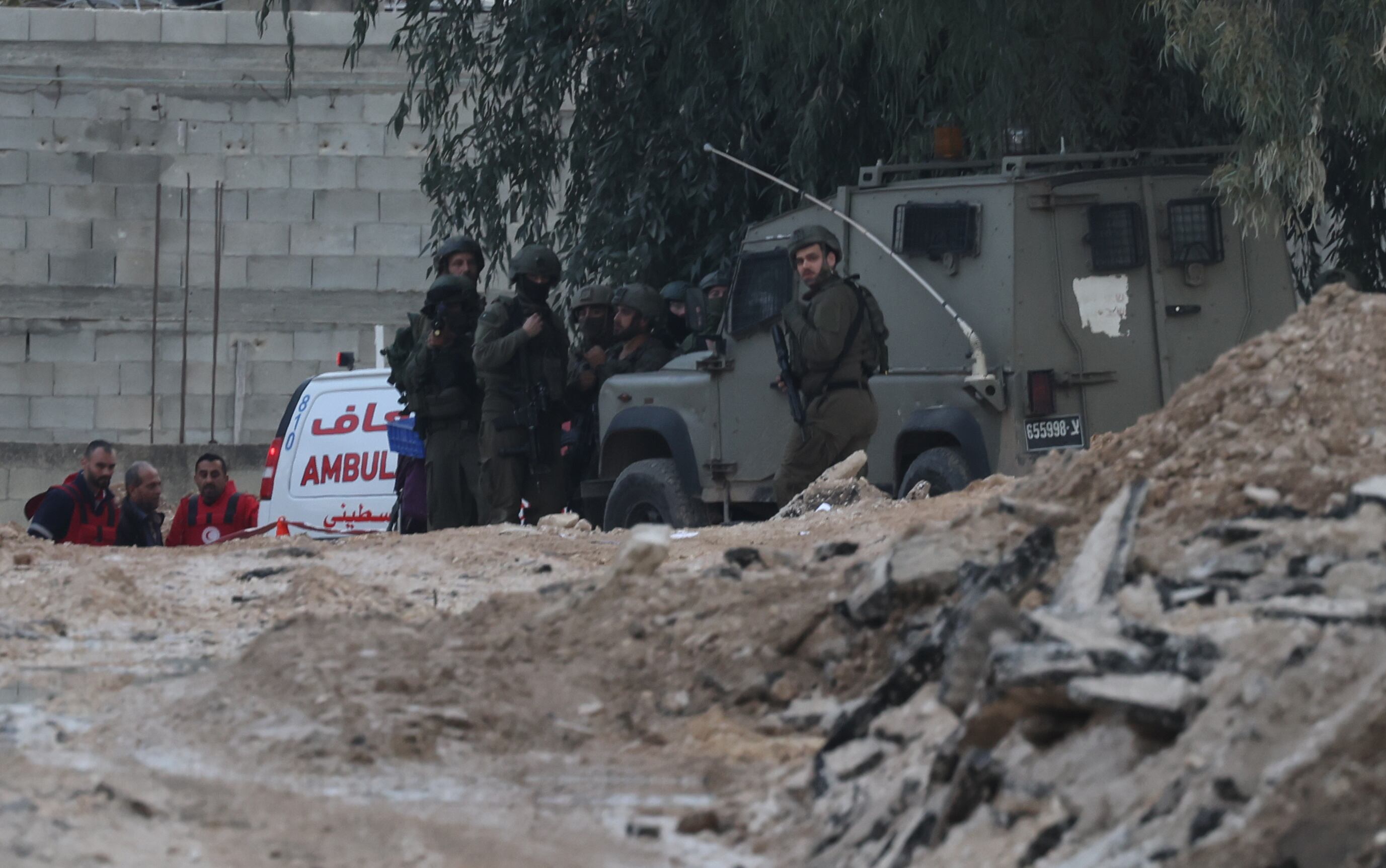 Yenín (-), 22/01/2025.- Soldados israelíes toman posiciones en el campo de Yenín durante una operación militar israelí en la ciudad cisjordana.