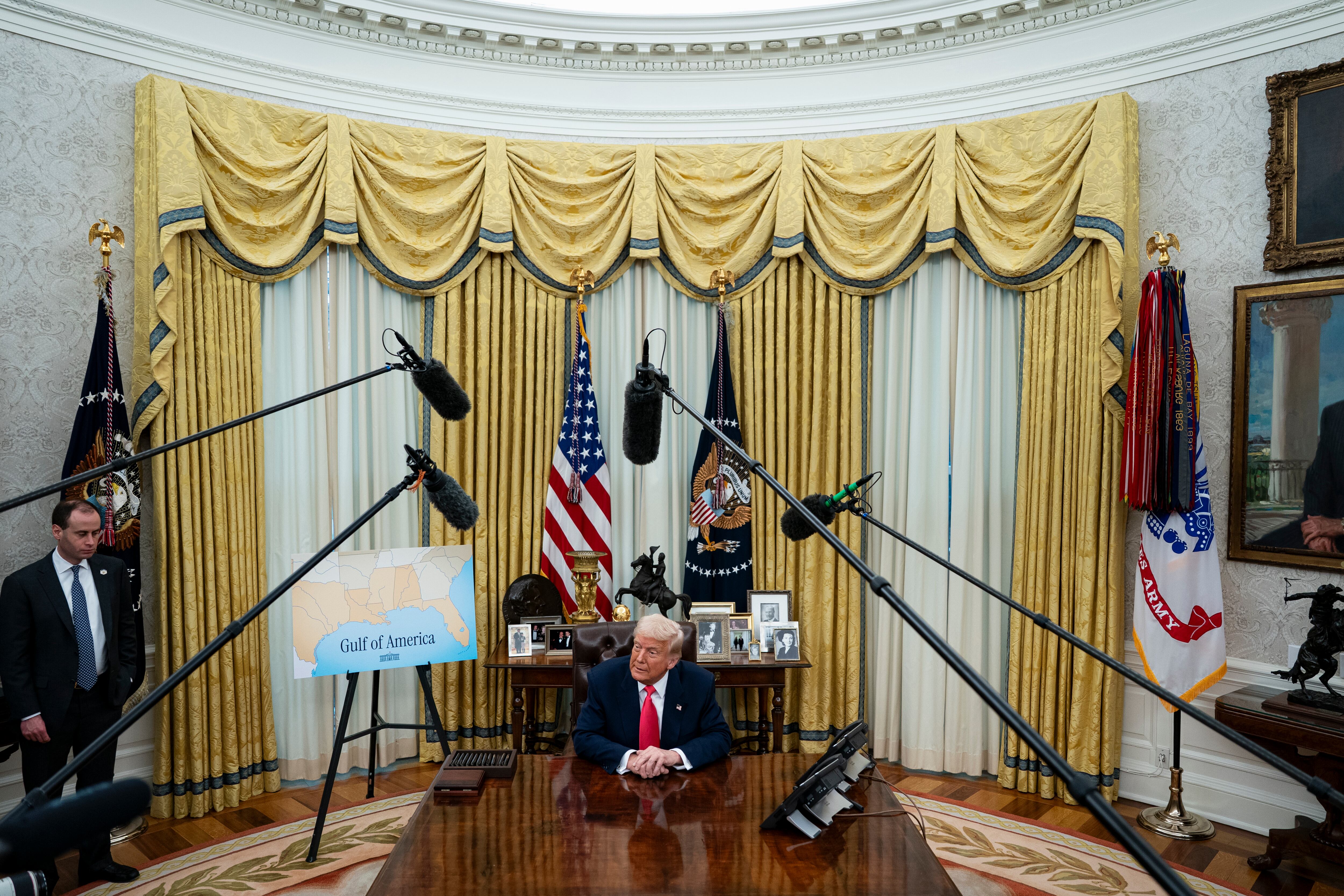 Donald Trump en la oficina Oval. FOTO: EFE/EPA/AL DRAGO / POOL