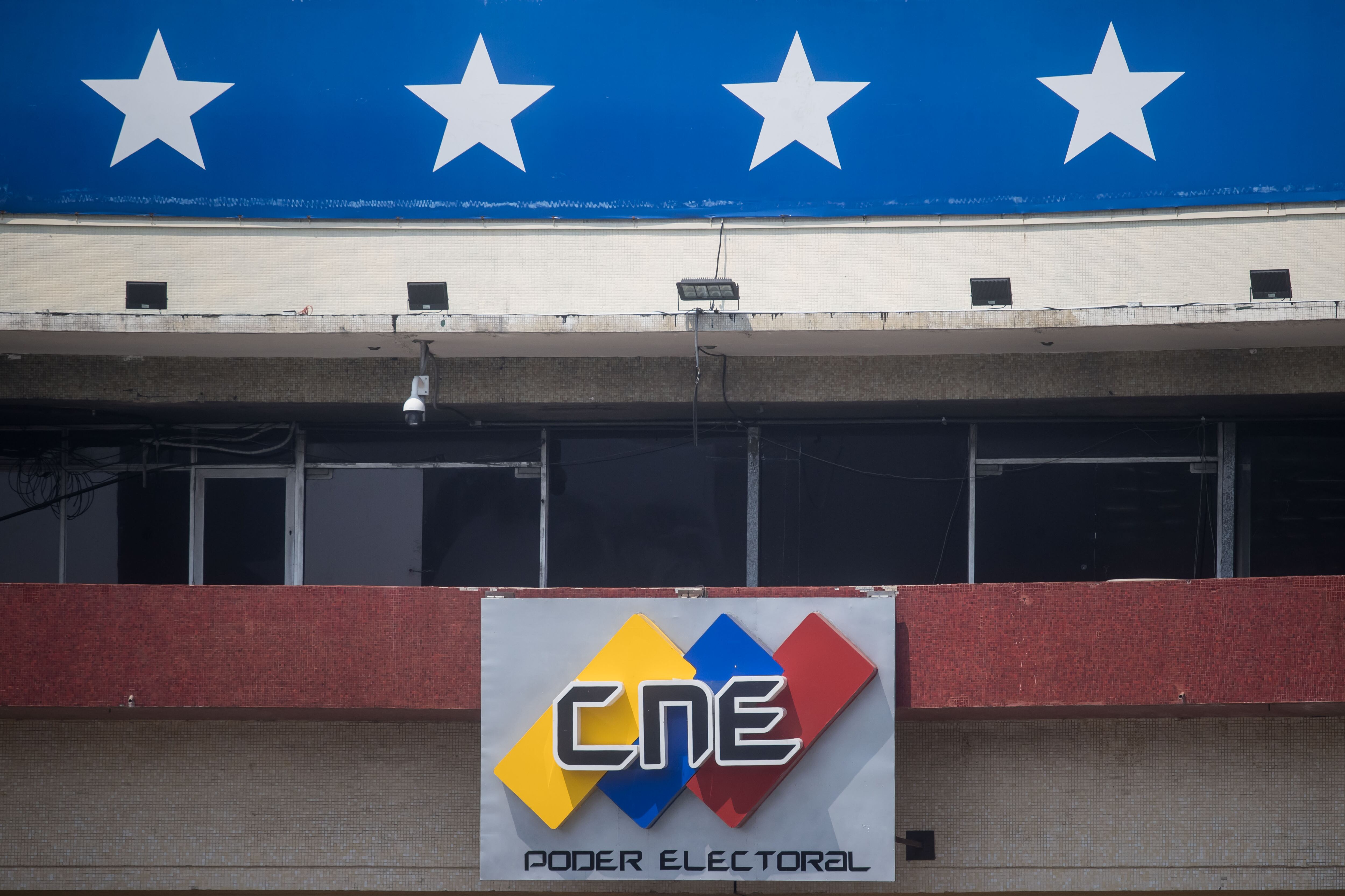 AME736. CARACAS (VENEZUELA), 20/02/2024.- Fotografía de las instalaciones de la sede del Consejo Nacional Electoral (CNE), este lunes en Caracas (Venezuela). Ante la próxima celebración de las elecciones presidenciales en Venezuela -que serán en una fecha de este año aun no definida-, ONG y partidos políticos de diversa ideología comenzaron una cruzada para estimular el voto joven, con campañas para motivar la inscripción en el Registro Electoral (RE), un requisito obligatorio para poder votar en el país. EFE/ Miguel Gutierrez