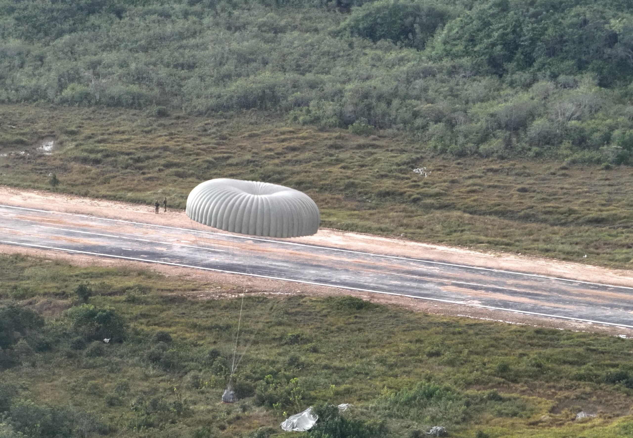Fuerza aeroespacial abastece a militares en zonas de difícil acceso. Foto: Suministrada