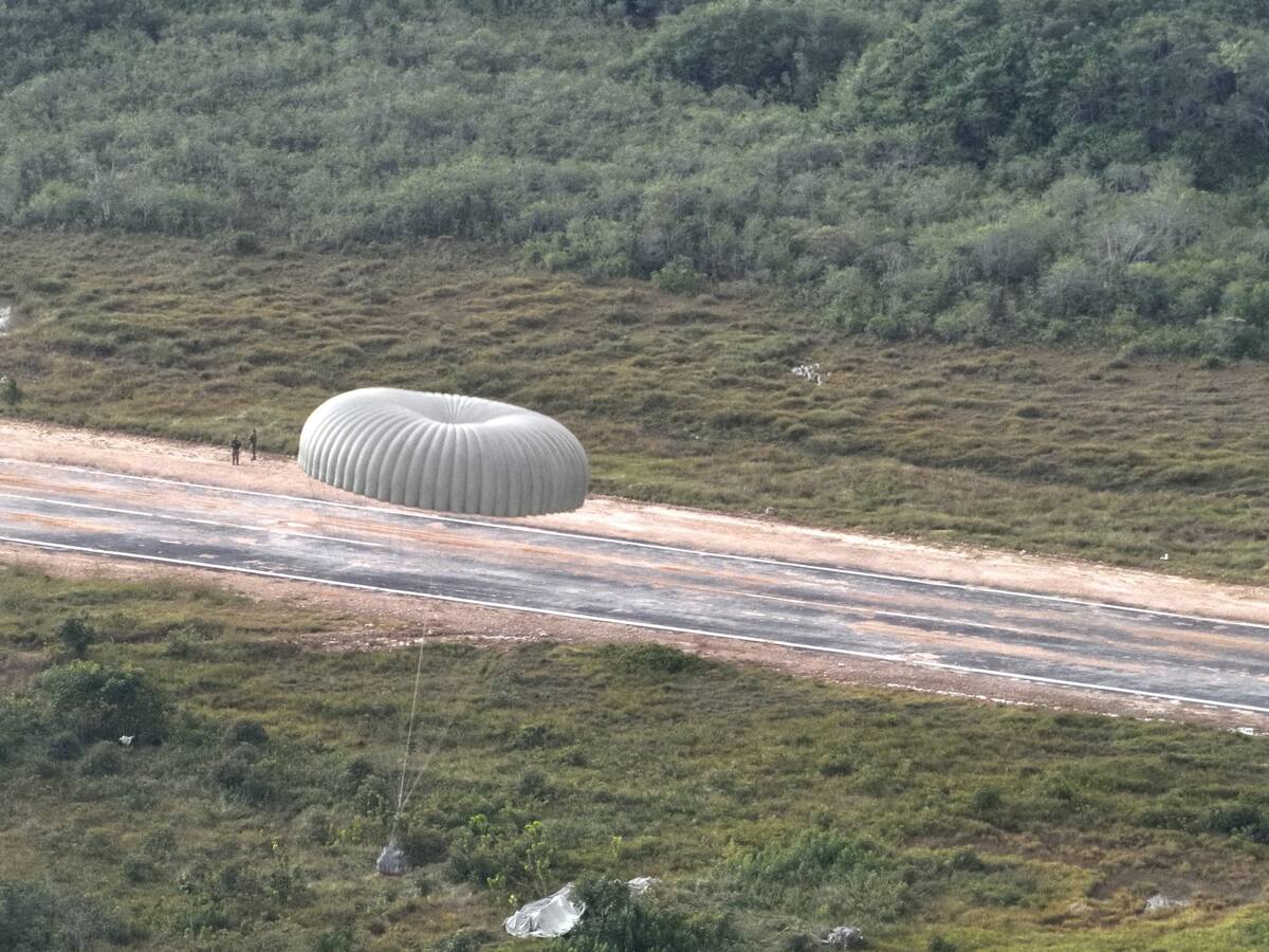 Fuerza aeroespacial abastece a militares en zonas de difícil acceso