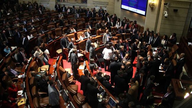 Los congresistas de la oposición se reunieron con sindicatos, estudiantes y pensionados.. Foto: Colprensa