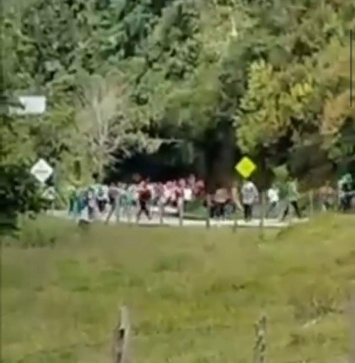 Pelea entre hinchas en la vía Manizales - Bogotá. Crédito: Caracol Radio Armenia.