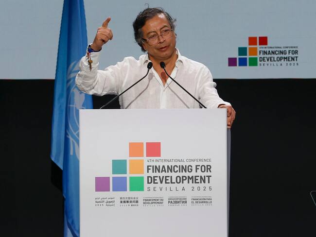 SEVILLA, 30/06/2025.- El presidente de Colombia, Gustavo Petro, interviene en el marco de la IV Conferencia Internacional de la ONU sobre Financiación para el Desarrollo, este lunes en Sevilla. Unos setenta jefes de Estado o de Gobierno se reúnen desde hoy y hasta el próximo jueves en este encuentro que aspira movilizar más recursos en cooperación y reafirmar el compromiso con el multilateralismo. EFE