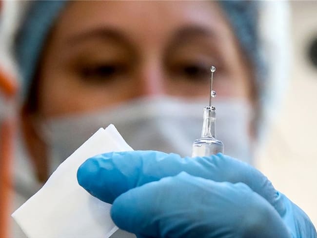 Vacunas contra COVID-19 aceleradas podrían empeorar la pandemia, según OMS