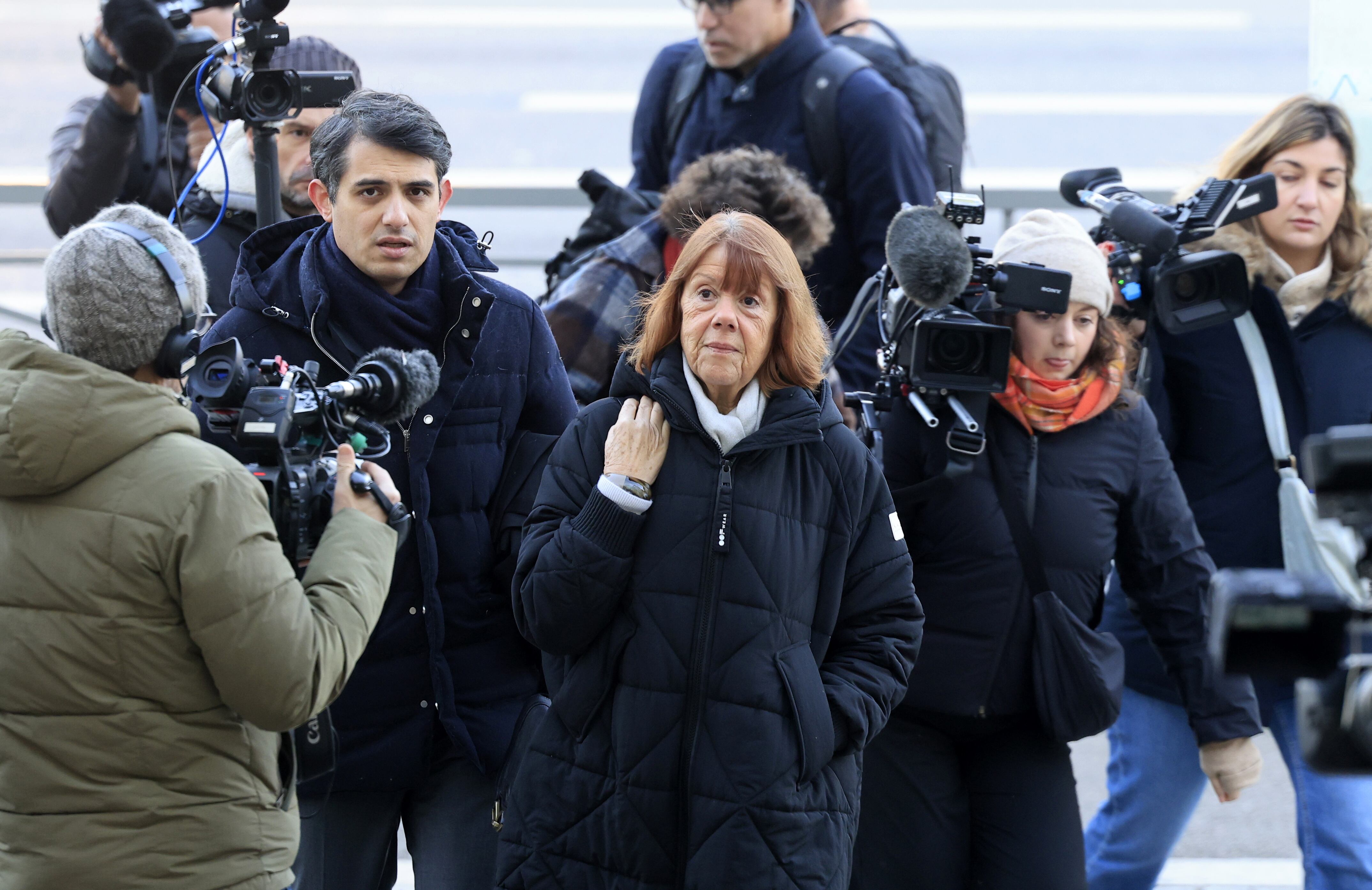 Aviñón (Francia), 16/12/2024.- Gisèle Pelicot (C), escoltada por su abogado Stephane Babonneau (2-L), llega al tribunal penal donde se juzga a su exmarido, Dominique Pelicot. EFE/EPA/Guillaume Horcajuelo