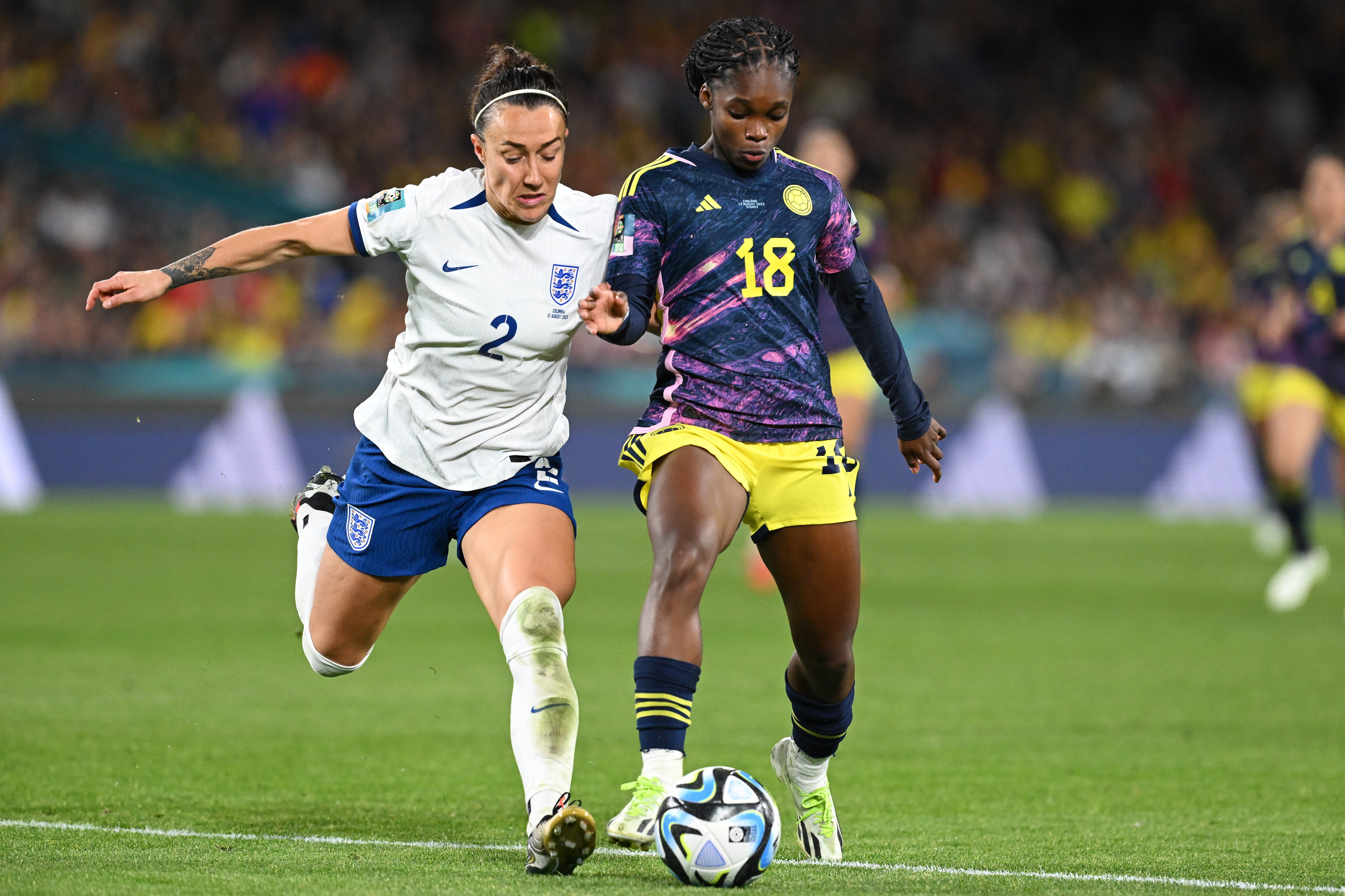 Sydney (Australia), 12/08/2023.- Lucy Bronze de Inglaterra y Linda Caicedo de Colombia EFE/EPA/DEAN LEWINS AUSTRALIA AND NEW ZEALAND OUT