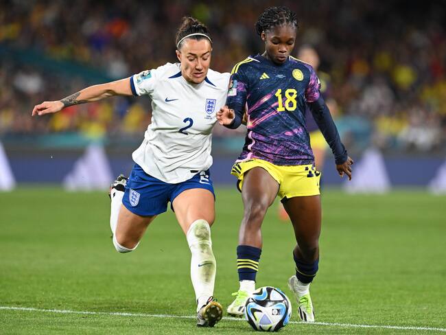 Sydney (Australia), 12/08/2023.- Lucy Bronze of England (left) and Linda Caicedo of Colombia in action during the FIFA Women&#039;s World Cup 2023 Quarter Final soccer match between England and Colombia at Stadium Australia in Sydney, Australia, 12 August 2023. (Mundial de Fútbol) EFE/EPA/DEAN LEWINS AUSTRALIA AND NEW ZEALAND OUT