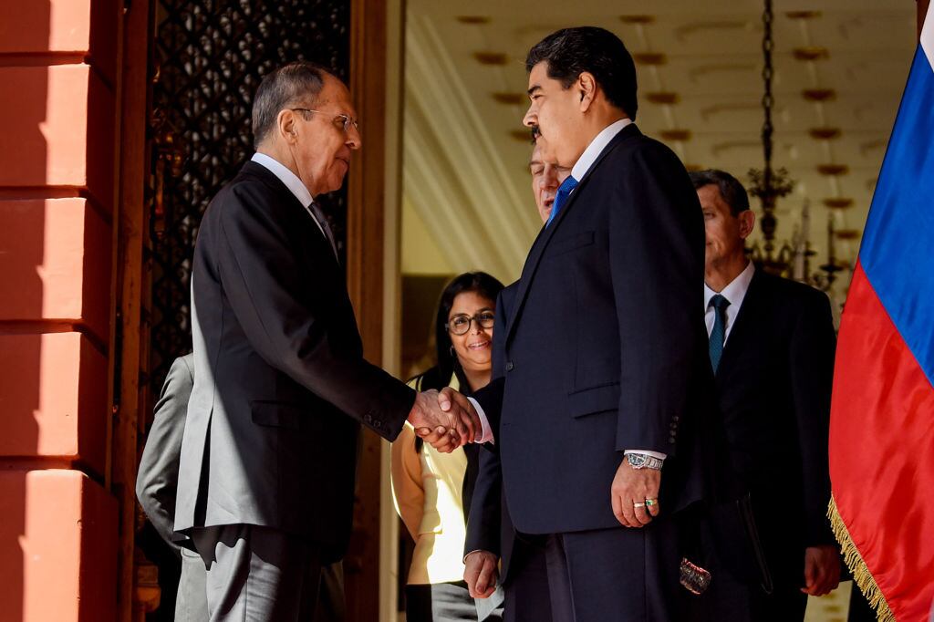 Presidente de Venezuela Nicolas Maduro y ministro de Exteriories de Rusia, Serguéi Lavrov. (Photo by Carolina Cabral/Getty Images)