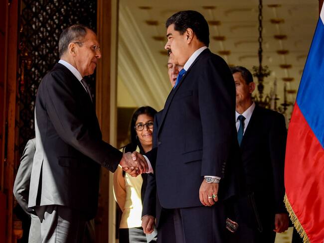 Presidente de Venezuela Nicolas Maduro y ministro de Exteriories de Rusia, Serguéi Lavrov. (Photo by Carolina Cabral/Getty Images)