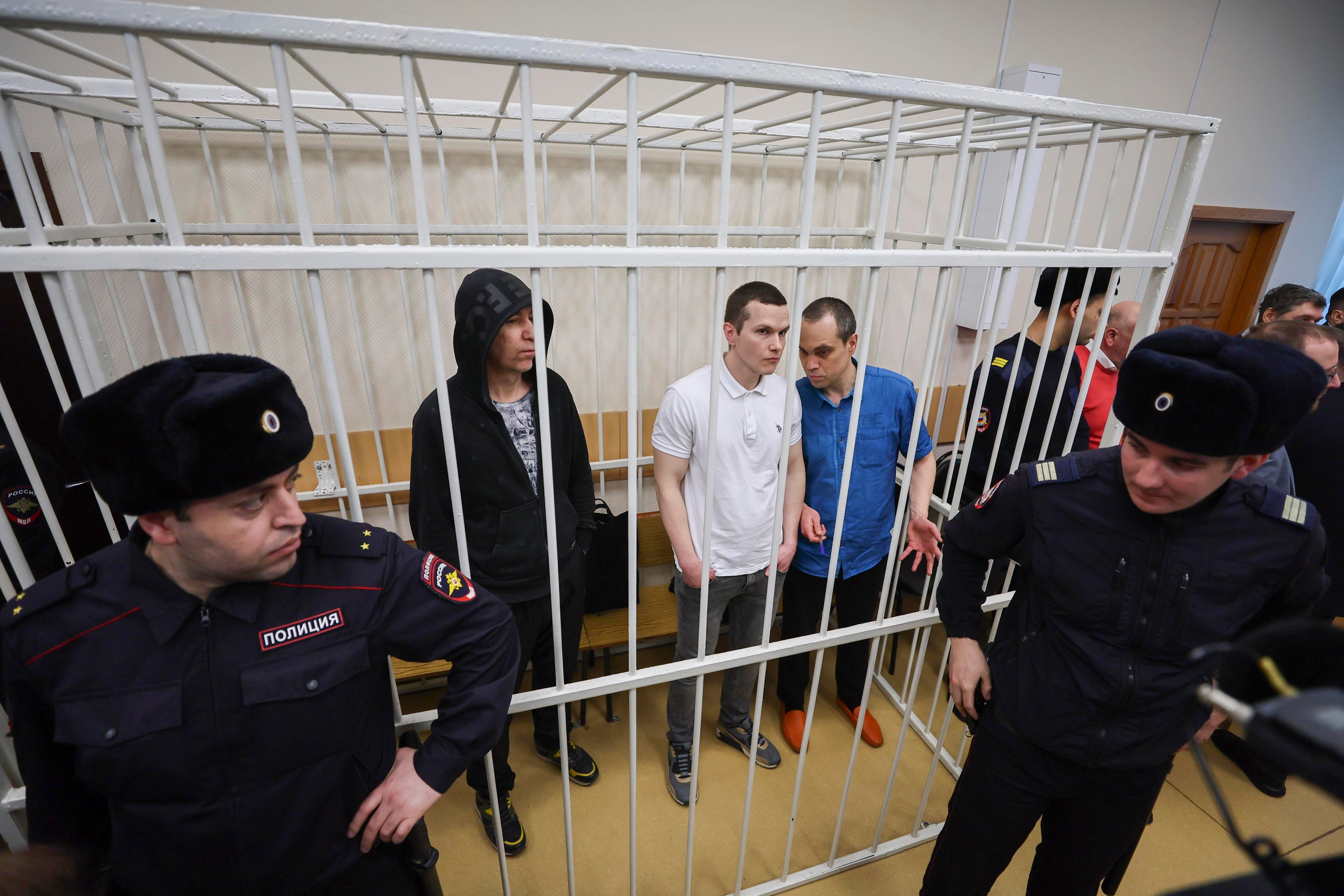 Petushki (Federación Rusa), 17/01/2025.- Los abogados Igor Sergunin, Alexei Liptser y Vadim Kobzev, que representaron al fallecido líder de la oposición rusa Alekséi Navalny, de pie dentro de una jaula de defensa durante una audiencia.