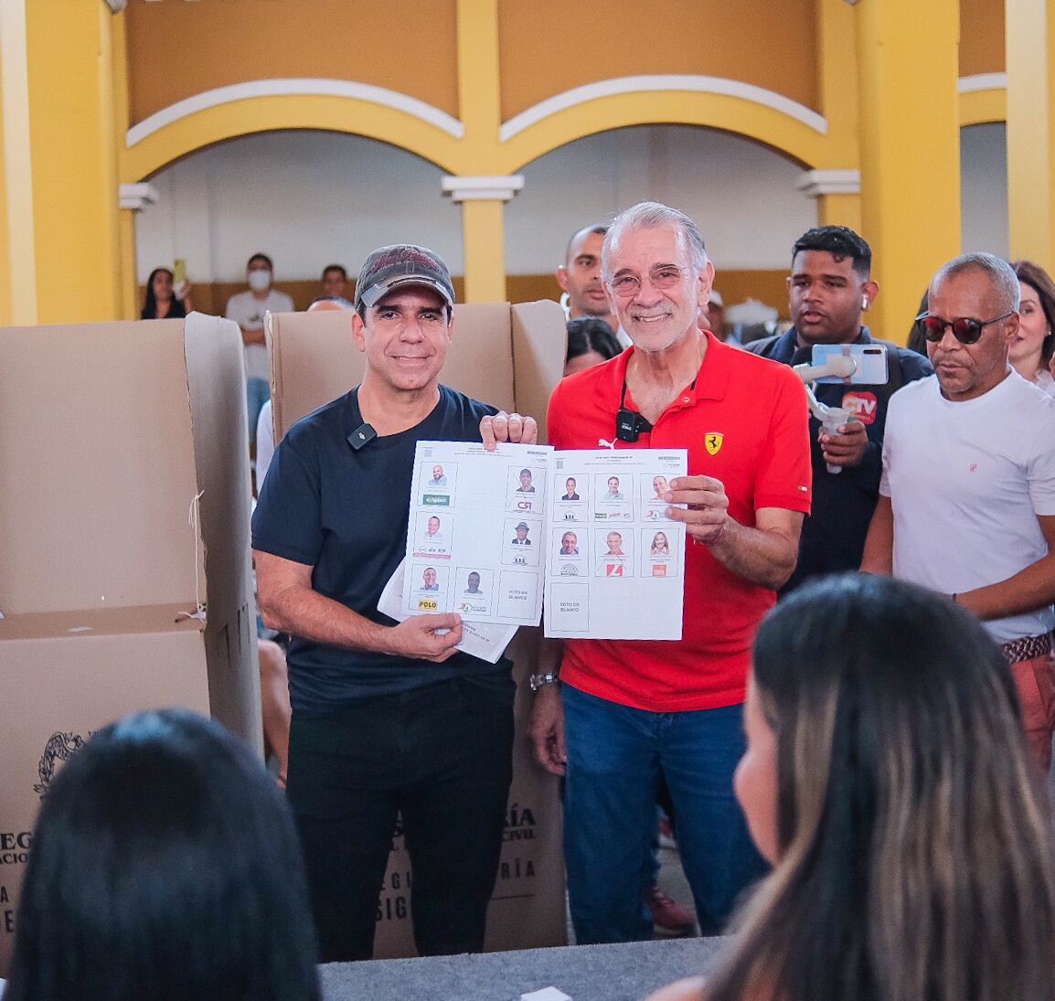 Alejandro Char y Eduardo Verano tras votar en las Elecciones Territoriales en Barranquilla. Foto: Campaña de Eduardo Verano.