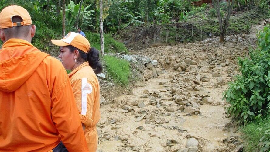 Personal de salvamento minero, de la Cruz Roja, la Policía y la Defensa Civil trabajaron en difíciles condiciones climáticas para encontrar a los obreros. Foto: Colprensa