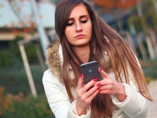 Mujer chateando. Foto: Pixabay