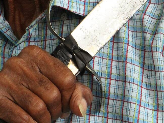 El hecho se presentó en el sector de Morichal de Comfandi, oriente de Cali, luego que varios patrulleros intervinieran una fiesta clandestina. Foto: Colprensa