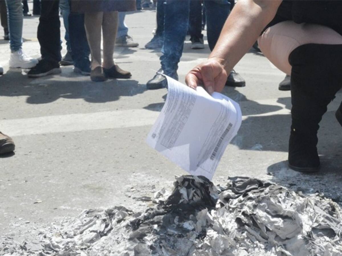 En Sogamoso rechazan incremento del impuesto predial y queman los recibos