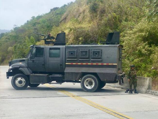 Los uniformados acordonaron la zona para no causar afectaciones mientras se destruía el explosivo de manera controlada. Crédito: Ejército Nacional.