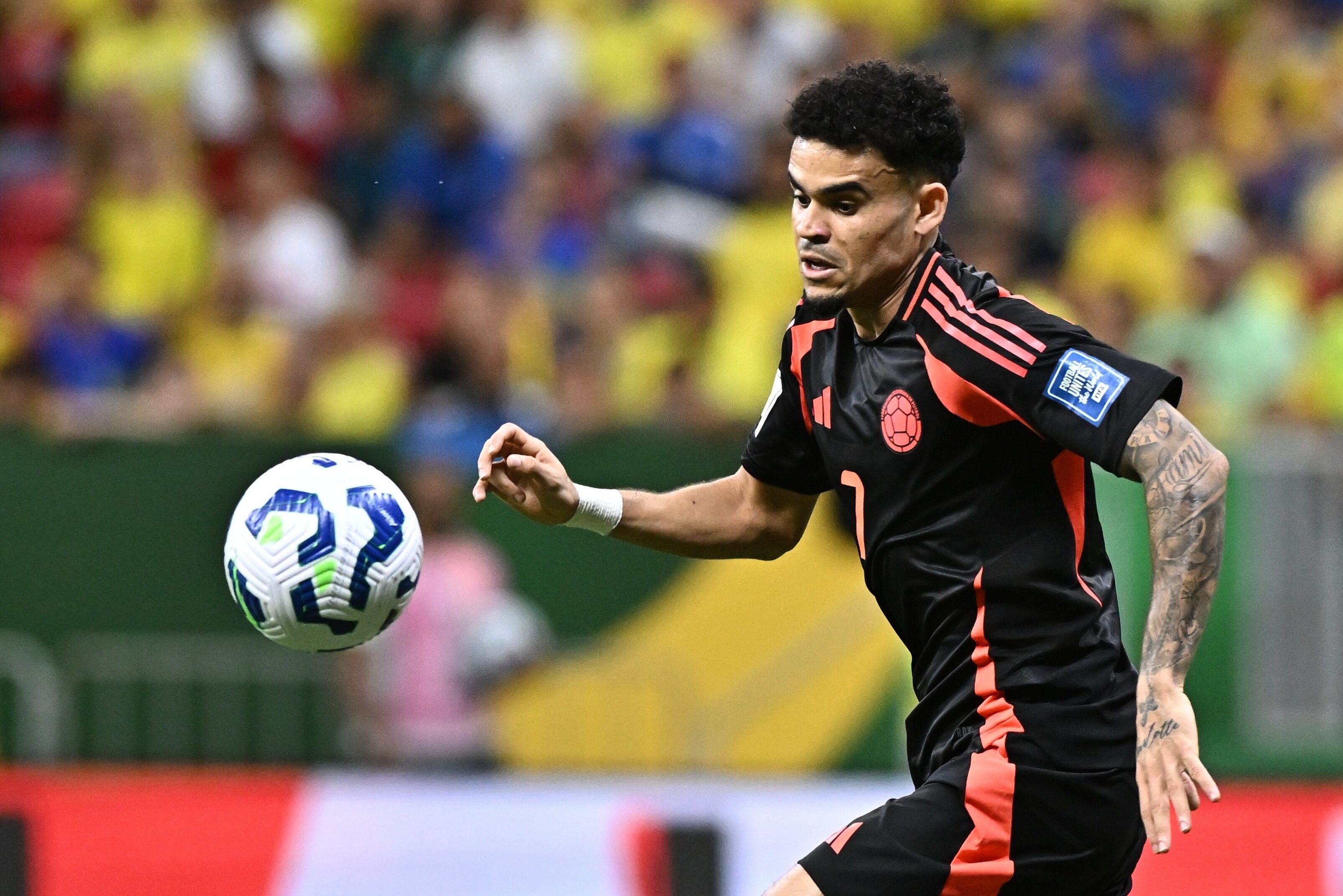  Luis Díaz de Colombia controla el balón este jueves, en un partido de las eliminatorias sudamericanas al Mundial de 2026 entre las selecciones de Brasil y Colombia. Foto: EFE/ Andre Borges