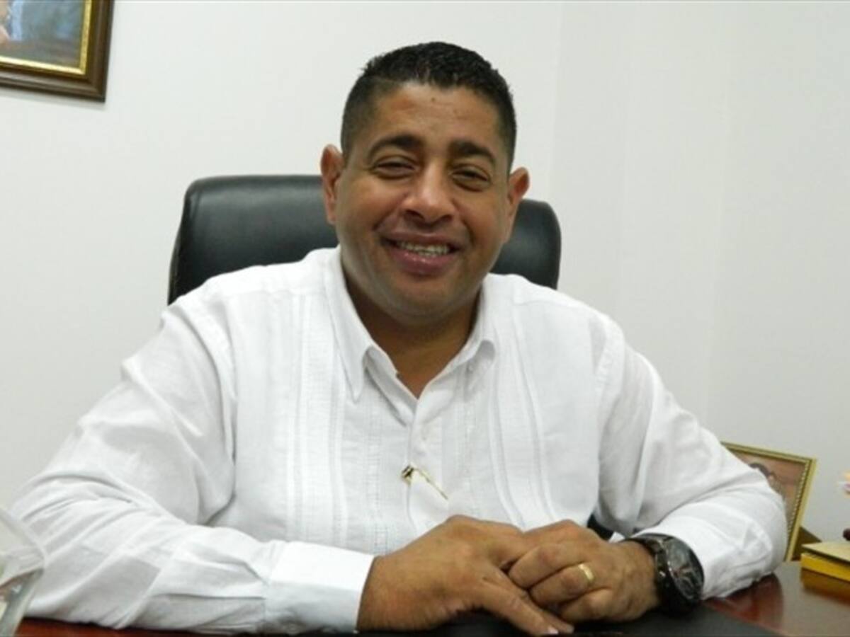 Abren investigación contra alcalde de Candelaria y dos de sus secretarios