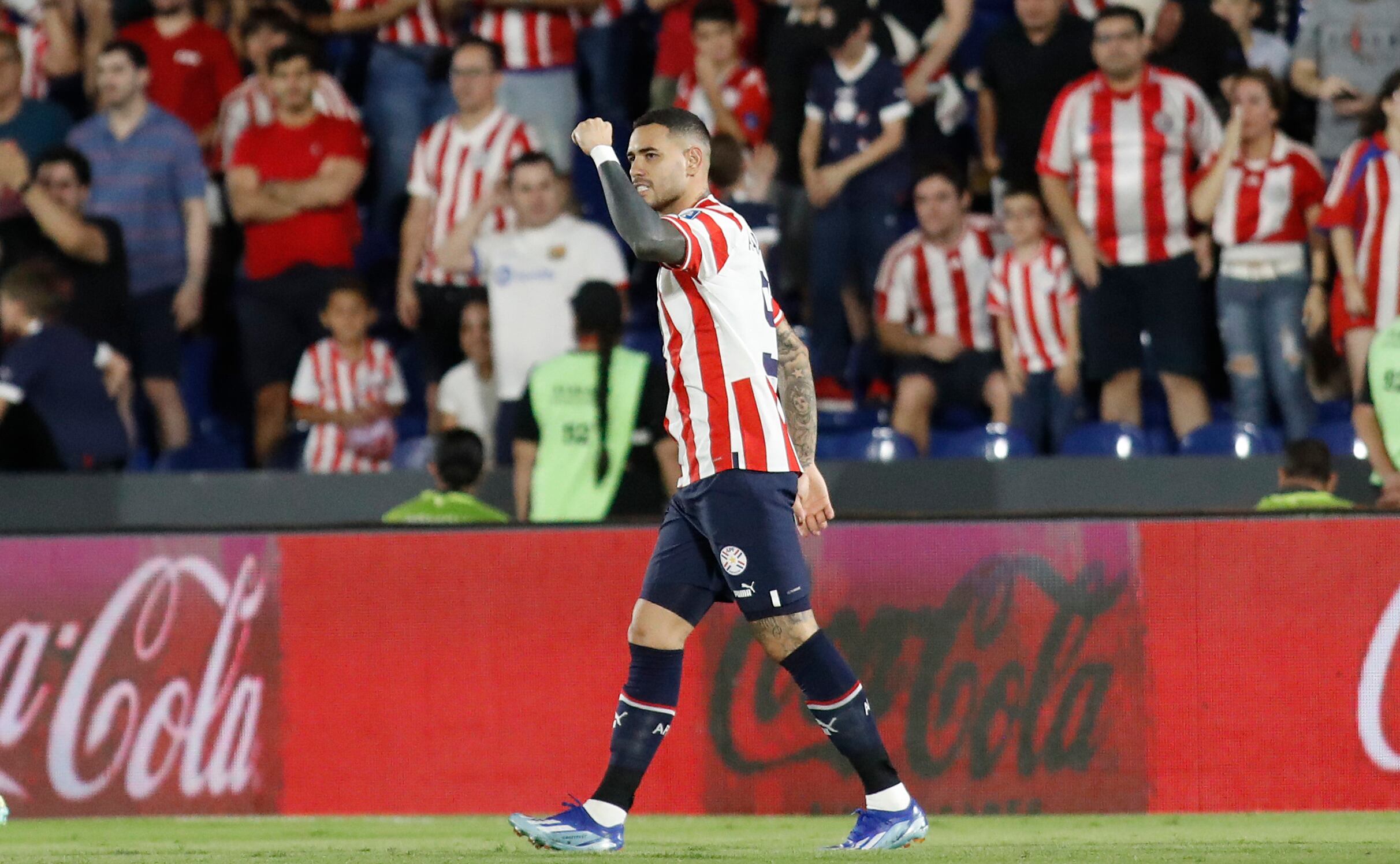 Antonio Sanabria de Paraguay celebra un gol hoy, en un partido de las Eliminatorias Sudamericanas para la Copa Mundial de Fútbol 2026 entre Paraguay y Bolivia en el estadio Defensores del Chaco en Asunción (Paraguay). EFE/ Cesar Olmedo