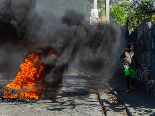 ACOMPAÑA CRÓNICA: HAITÍ SALUD AME3932. PUERTO PRÍNCIPE (HAITÍ), 30/03/2025.- Un hombre camina junto a una de las barricadas que se levantan a diario en la ciudad, este jueves en Puerto Príncipe (Haití). La crisis de violencia y la escasez de medicamentos que padece Haití ha dejado a miles de personas al borde del colapso mental. En medio del caos, pacientes psiquiátricos sin tratamiento se convierten en víctimas invisibles de un sistema de salud saturado. EFE/ Mentor David Lorens