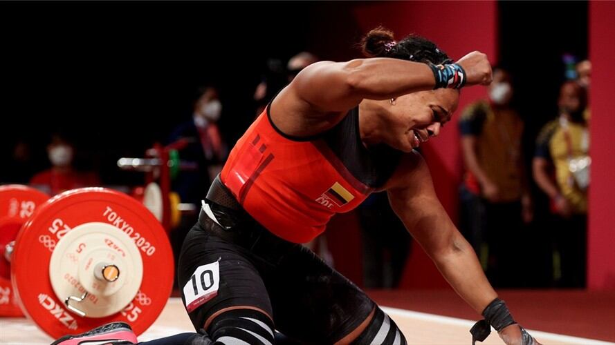 Mercedes Pérez tras fallas su último levantamiento en la categoría de 64 kilos en los Juegos Olímpicos Tokio 2020. Foto: Chris Graythen/Getty Images