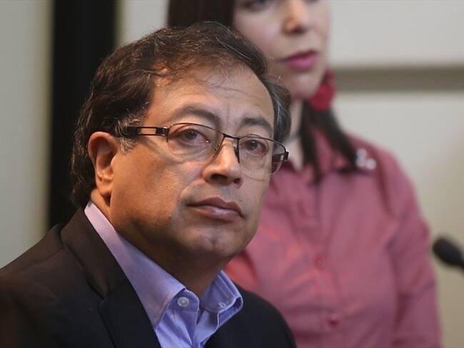 "El COVID, las cuarentenas y el uso intensivo de redes nos han alejado en los dos últimos años de la población más pobre del país": Gustavo Petro. Foto: Colprensa / ÁLVARO TAVERA